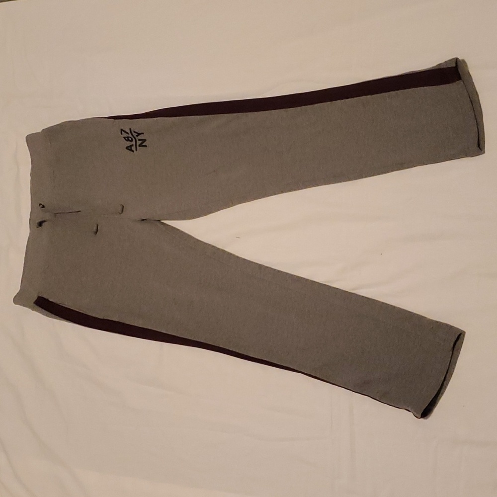 Aeropastale Lounge Jogging Pants Boys Size Medium Grey with Maroon Side Stripe.